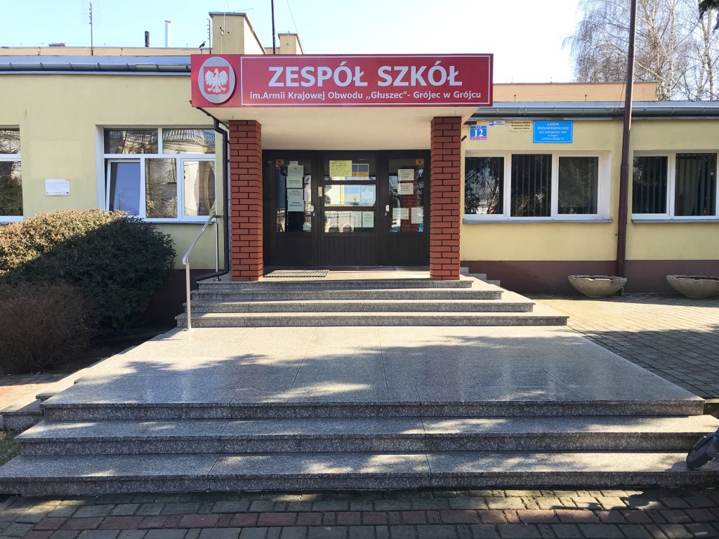 Zdjęcie głównego wejścia do szkoły