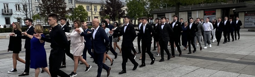 Tanecznym krokiem w dorosłość!