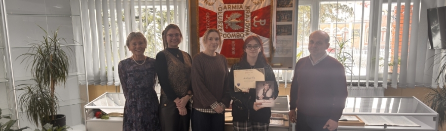 Wręczenie nagrody w szkolnym konkursie recytatorskim